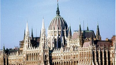 مسئول مجري يؤكد أهمية السيطرة على العجز في الموازنة