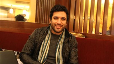 معجبة تطارد حسن الرداد فى 