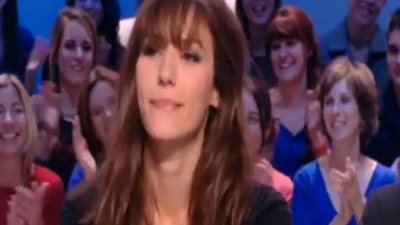 بالفيديو.. مذيعة فرنسية تتعرى احتفالا بوصول 