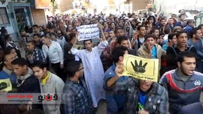 الإخوان يتظاهرون أمام مقر 