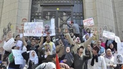 تجمهر العشرات أمام القضاء العالي بعد قرار تعليق العمل بالمحاكم
