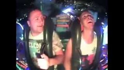 بالفيديو.. شاب يفقد وعيه أكثر من مرة بسبب لعبة في الملاهي