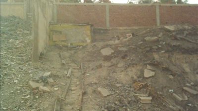 بالصور .. سور مستشفى المواساة يأوي متعاطي المخدرات وأرباب السوابق