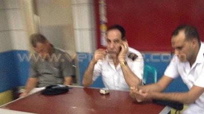 بالصور.. ضابط يدخن «سجائر» بمحطة مترو البحوث