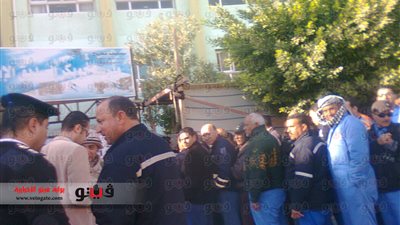 بالصور.. شركات البترول تنقل العاملين بالأتوبيسات إلى لجان الاستفتاء بمطروح