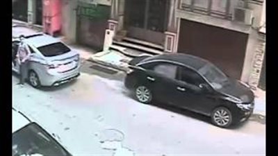 بالفيديو.. لحظة سرقة سيارة في وضح النهار