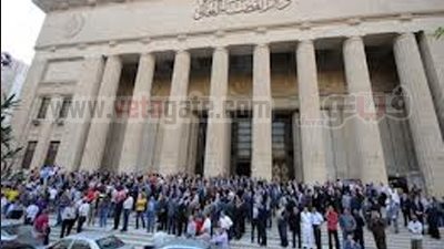 عشرات المحامين يتظاهرون أمام 