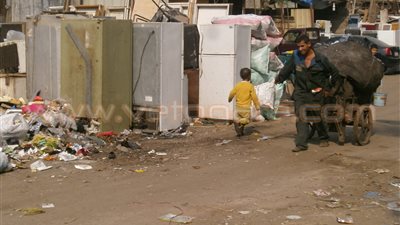 «أحمد السيد».. عامل نظافة توفيت زوجته بمرض السكر ولديه ابن وحيد مصاب بالقلب.. ويقول: «أنا بسيب أكلي لابني وبنام بالجوع ولا أملك سوى قول يارب».. أكل الفقر وجهه حتى صار مسنًا وهو في 