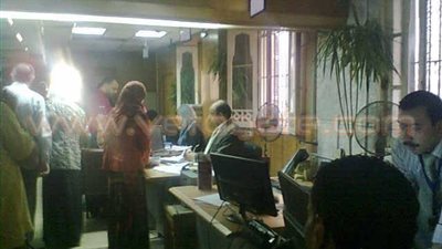 بالصور.. البنك الأهلي بحلوان يستعين بمولدات بعد 