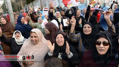 بالصور.. وقفة لتأييد الدستور أمام مدرسة بـ