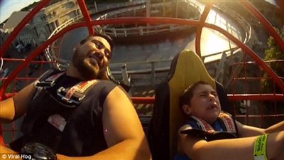 بالفيديو والصور.. رد فعل طفل يركب لعبة خطيرة لأول مرة