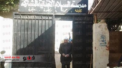 يونس مخيون يدلي بصوته بقرية السلام في البحيرة