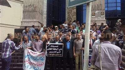 بالفيديو والصور.. وقفة لحملة الماجستير أمام «الصحفيين» للمطالبة بالتعيين
