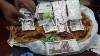 بالصور.. ضبط راكب بتهمة تهريب 87 ألف جنيه بأكياس فطائر بمطار سوهاج