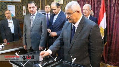 «الرئاسة في مهمة وطنية».. الرئيس «منصور» يدلي بصوته في «مصر الجديدة».. سكينة فؤاد في «المعادى» و«المسلمانى» في الزمالك.. و«عوض» في «6 أ