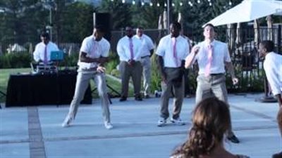 بالفيديو.. رقصة طريفة لأصدقاء العريس بحفل زفاف