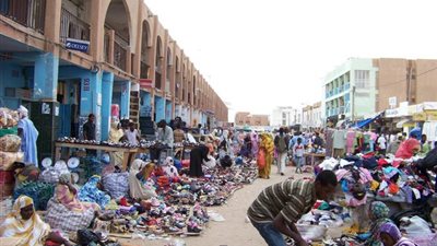 مسلمو موريتانيا يستمدون روح العمرة بالاستماع لصلاة تراويح الحرمين