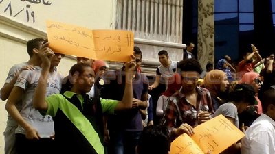 بالفيديو والصور.. معلمون ينضمون لتظاهرة حملة الماجستير أمام «الصحفيين»