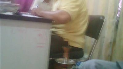 إحالة معلم إلى التحقيق لتدخينه «شيشة» في مدرسة بفاقوس