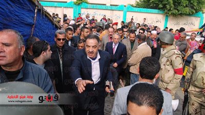 بالصور.. محافظ شمال سيناء يتفقد لجان الاستفتاء بالعريش