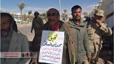 مسن بجنوب سيناء يحمل لافتة لدعم الدستور