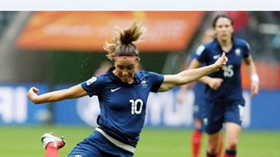 ليون الفرنسي يفقد لاعبته كاميل آبيلي بسبب إصابة «الركبة»