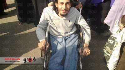 أحد المعاقين يتوجه للإدلاء بصوته في شبرا الخيمة