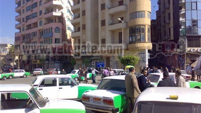 بالفيديو والصور.. سائقو التاكسى يقطعون الطرق الرئيسية بدمنهور للمرة الثانية
