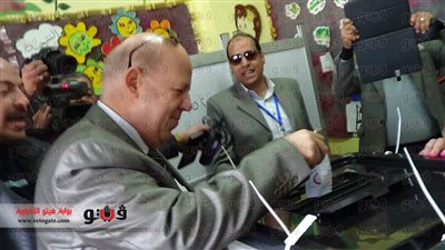 بالصور.. محافظ بورسعيد يدلي بصوته في الاستفتاء على الدستور