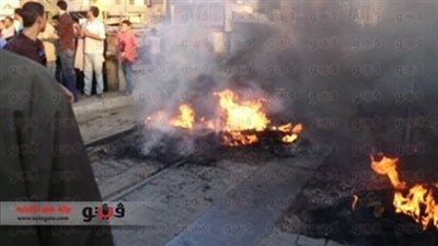 أنصار المعزول يشعلون النيران بإطارات السيارات لتعطيل الاستفتاء بالمنيا
