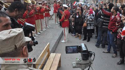 بالفيديو.. القوات البحرية تلهب حماس أهالي 