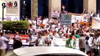 بالفيديو.. المعلمون ينظمون المرور أمام نقابة الصحفيين