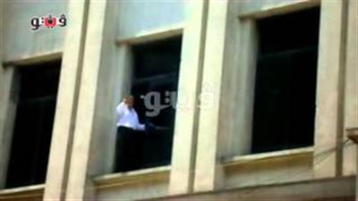 بالفيديو.. موظفو البنك الأهلي يراقبون تجمهر العملاء أمام «فرع شريف»