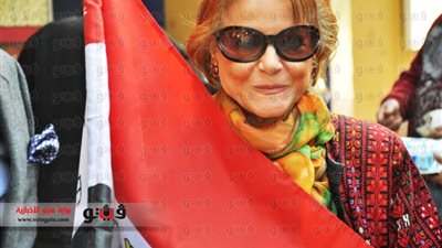 بالفيديو والصور.. فايزة أبوالنجا تدلي بصوتها في الاستفتاء بـ
