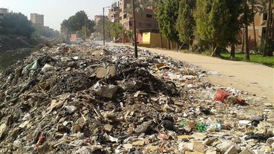 بالصور.. مصانع بالقليوبية تلقى مخلفاتها الخطرة بالشوارع ومصادر المياه