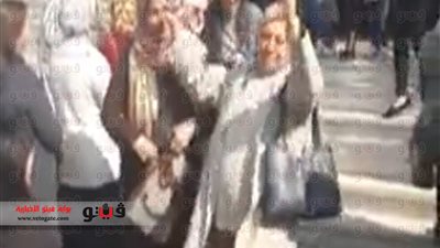 بالفيديو.. وصلة رقص بلدي أمام إحدى لجان الاستفتاء على الدستور