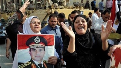 وقفة نسائية لتأييد الدستور أمام مدرسة بالمعادي