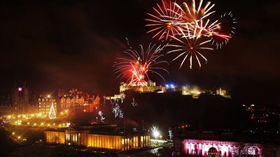 بالصور.. ألعاب نارية بـ200 ألف يورو تضىء سماء لندن