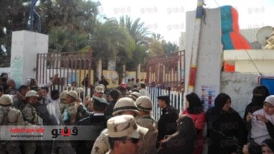 بالصور.. قائد الجيش الثالث بمدرسة محمد حافظ وسط احتفال المواطنين