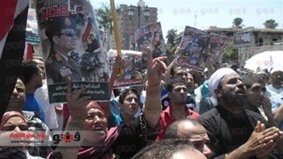 وقفة لتأييد السيسي أمام قسم شرطة ثان شبرا الخيمة لدعم الدستور