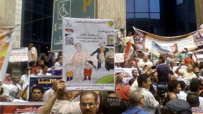 بالصور.. معلم يتضامن مع أولياء الأمور ضد الدروس الخصوصية