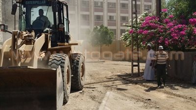 بالصور.. رفع «150 طن مخلفات» من طريق أبومناع في قنا