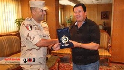 محافظ دمياط يكرم قائد قوات التأمين تقديرًا لدور القوات المسلحة