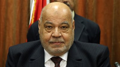 بدء التحقيق في بلاغ يتهم أحمد مكي بتقاضي مكافآت مالية دون حق