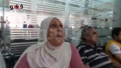 بالفيديو.. سيدة أمام بنك القاهرة: 