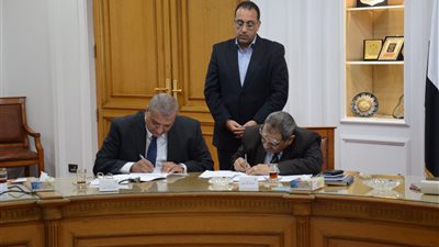 بالصور.. وزير الإسكان: نلتزم باستخدام الطاقة الشمسية في العاصمة الإدارية