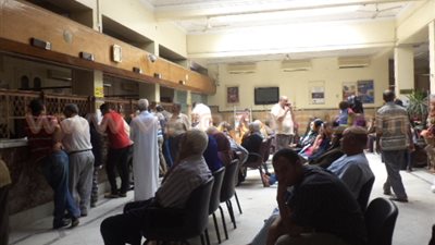 بالصور.. انقطاع الكهرباء ببنوك القليوبية يعطل شراء شهادات استثمار قناة السويس.. مد العمل بالبنوك حتى السادسة مساءً لمواصلة العمل.. ومواطنون يطالبون بالسماح بالشراء بعملات أجنبية