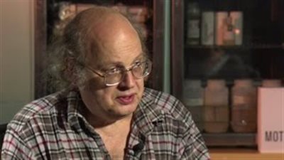 بالفيديو.. كيميائي لم يستحم منذ 12 عاما يعتمد على البكتيريا في النظافة