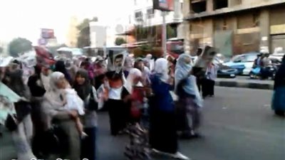 بالفيديو.. مسيرة لأنصار المعزول تحاول الاحتكاك بالأمن في طريقها لميدان النهضة