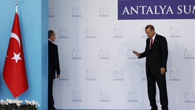 أبرز لقطات قمة الـ20.. قبلات وسيلفي وقطة على المنصة الرئيسية